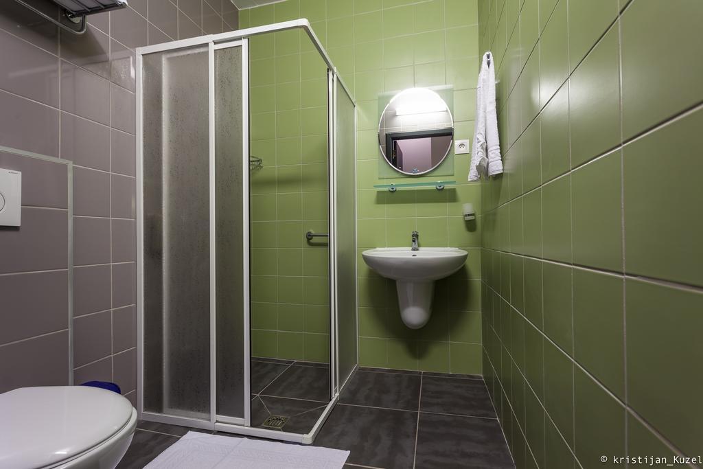 Es Hostel Saint-Gilles Екстер'єр фото