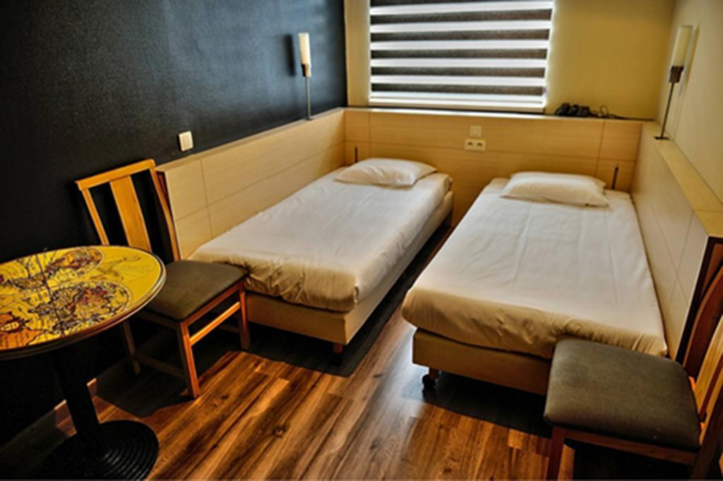 Es Hostel Saint-Gilles Екстер'єр фото