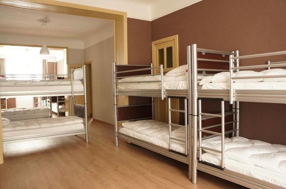 Es Hostel Saint-Gilles Екстер'єр фото