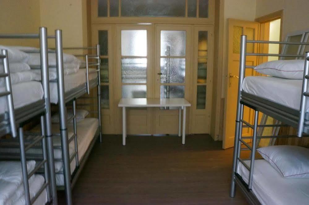 Es Hostel Saint-Gilles Екстер'єр фото